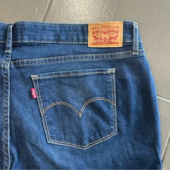 Levi Strauss Woman’s 711 Skinny Ankle Jeans - Picture 8 of 11